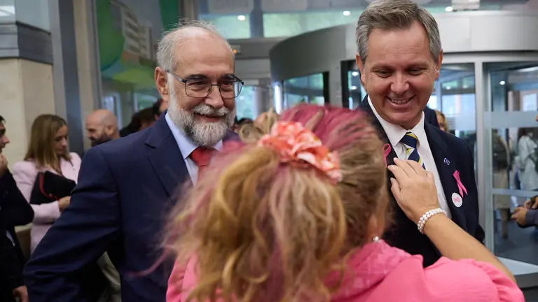 El consejero de Salud, Fernando Domínguez Cunchillos, y el ministro de Sanidad, José Manuel Miñones Conde, visitan dos equipos de alta tecnología instalados recientemente en el Hospital Universitario de Navarra. Son del ámbito de la medicina nuclear y permiten la realización de pruebas diagnósticas con gammacámara y de tomografía por emisión de positrones (PET) en el Día Internacional contra el Cáncer de Mama. IÑIGO ALZUGARAY