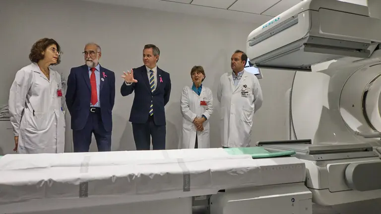 El consejero de Salud, Fernando Domínguez Cunchillos, y el ministro de Sanidad, José Manuel Miñones Conde, visitan dos equipos de alta tecnología instalados recientemente en el Hospital Universitario de Navarra. Son del ámbito de la medicina nuclear y permiten la realización de pruebas diagnósticas con gammacámara y de tomografía por emisión de positrones (PET) en el Día Internacional contra el Cáncer de Mama. IÑIGO ALZUGARAY