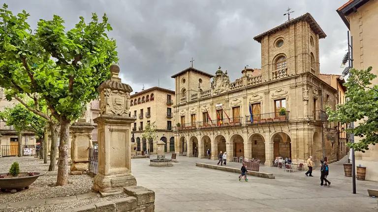 Vista del Ayuntamiento de Viana. JAVIER CAMPOS / TURISMO DE NAVARRA