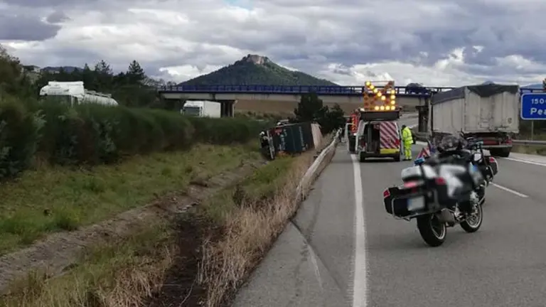 El conductor de un camión que transportaba chapas de aluminio resulta ileso tras salirse de la vía en Iza.