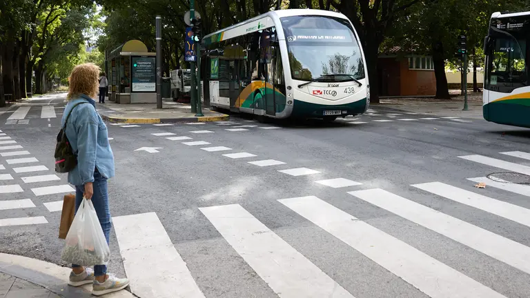 Villavesa tranvía de la línea 3, que cubre el recorrido circular oeste entre Ansoáin y el centro de Pamplona, es la séptima villavesa eléctrica y la primera con este diseño. IÑIGO ALZUGARAY