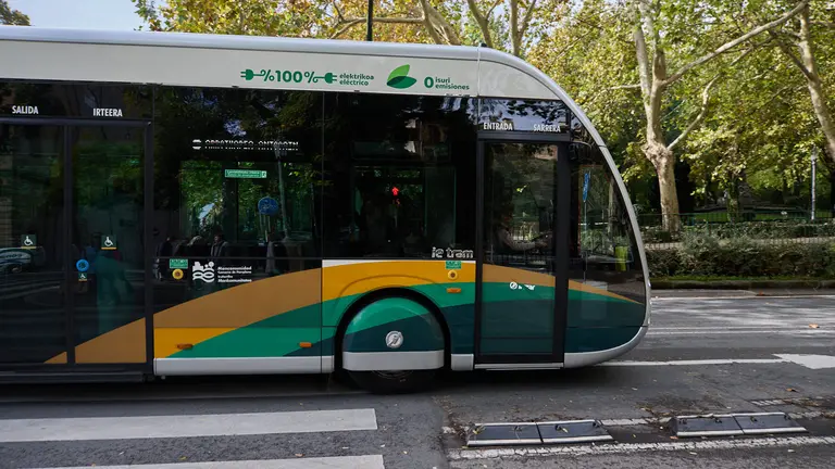 Villavesa tranvía de la línea 3, que cubre el recorrido circular oeste entre Ansoáin y el centro de Pamplona, es la séptima villavesa eléctrica y la primera con este diseño. IÑIGO ALZUGARAY