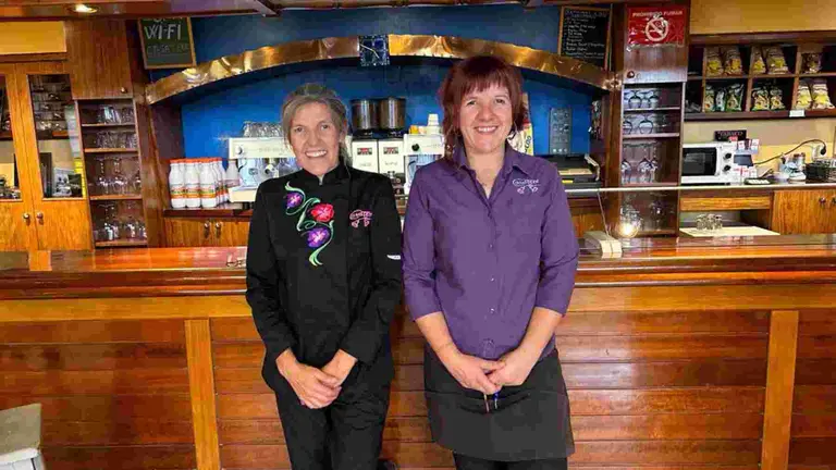 Amelia y Beatriz Mezquíriz, propietarias del Bar Restaurante Casa Teré de Campanas. NAVARRA.COM