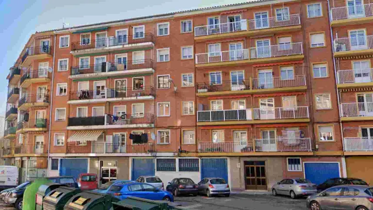 Calle Monasterio Viejo de San Pedro número 10, el bloque de viviendas en el que tuvo lugar la reyerta. GOOGLEMAPS