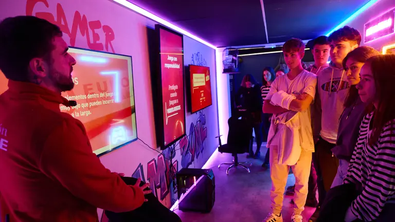 La Fundación MAPFRE, Policía Nacional y el Ayuntamiento de Pamplona presentan 'Ciberland', un espacio que pretende "contribuir a que la sociedad descubra y reflexione acerca de los riesgos del mundo digital y aprenda a usar las nuevas tecnologías de forma segura". IÑIGO ALZUGARAY