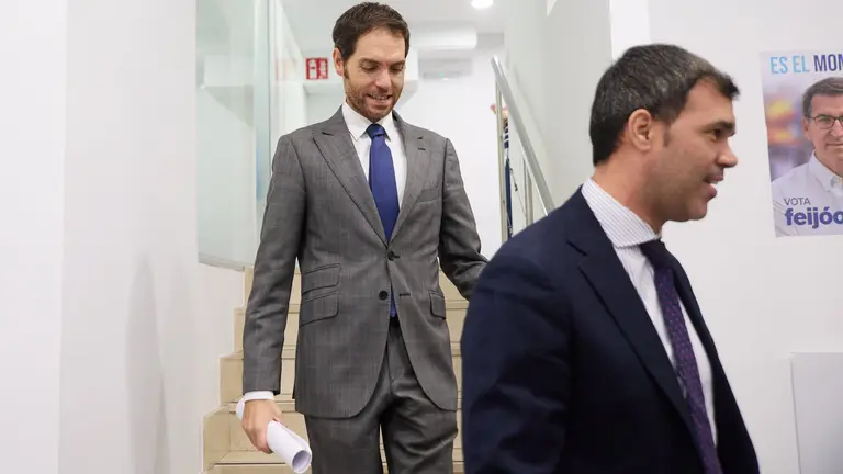 El presidente del PP de Navarra, Javier García, y el diputado por Navarra, Sergio Sayas, ofrecen una rueda de prensa para mostrar el posicionamiento del partido en diferentes asuntos de actualidad. IÑIGO ALZUGARAY