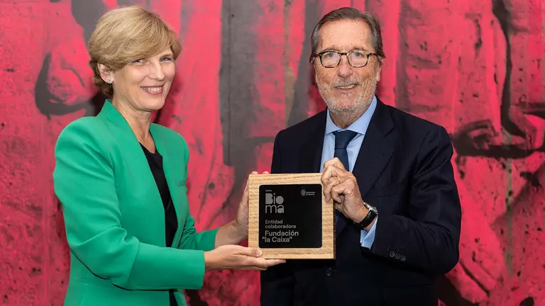 La rectora de la Universidad de Navarra, María Iraburu, entrega una placa conmemorativa al director general de la Fundación 'la Caixa', Antonio Vila. - UNIVERSIDAD DE NAVARRA - RAQUEL ARILLA CANAS