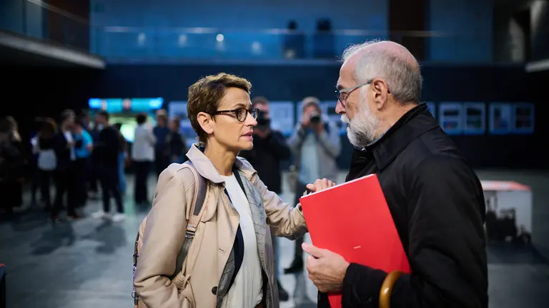 La presidenta de Navarra, María Chivite habla con el consejero de Salud, Fernando Domínguez, minutos antes de comenzar el pleno del Parlamento. PABLO LASAOSA