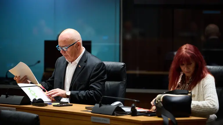 Los parlamentarios de Vox, Maite Nosti y Emilio Jiménez durante la celebración del pleno del Parlamento. PABLO LASAOSA