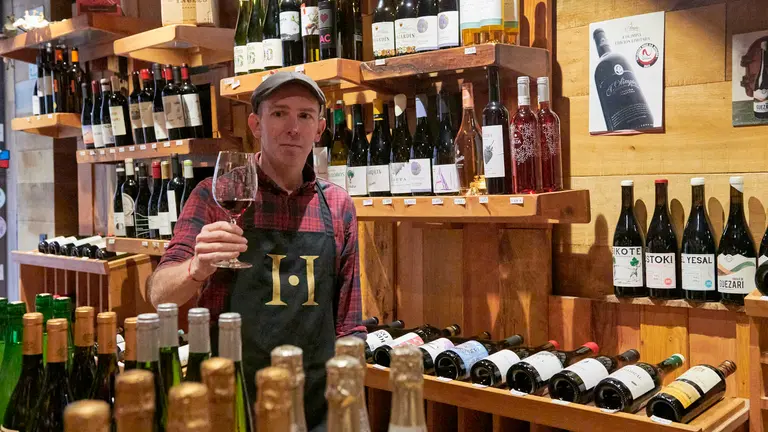 Javier Flamarique Gálvez en la vinoteca Honestus. IRANZU LARRASOAÑA
