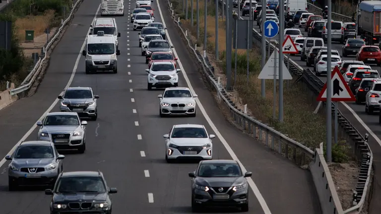 Imagen de archivo de una autopista en una operación salida con decenas de coche en la carretera. ALEJANDRO MARTÍNEZ / EUROPA PRESS
