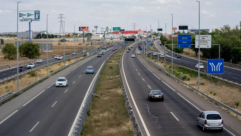 Imagen de archivo de una autopista en una operación salida con decenas de coche en la carretera. ALEJANDRO MARTÍNEZ / EUROPA PRESS