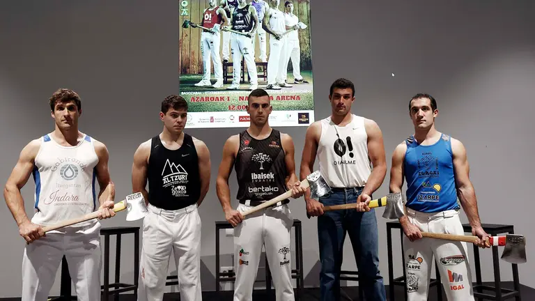 GRAFCAV5332. PAMPLONA, 26/10/2023.- Rueda de prensa para presentar a los seis aizkolaris (de izda a dcha) Julen Gabirondo, Joxean Etxeberria, Iker Vicente, Jokin Urretabizkaia y Oier Kañamares que se enfrentarán el proximo 1 de Noviembre en la final de Primera Categoría del Campeonato de Euskal Herria de Aizkolaris que se disputará en el Navarra Arena de Pamplona.EFE/ Jesús Diges
