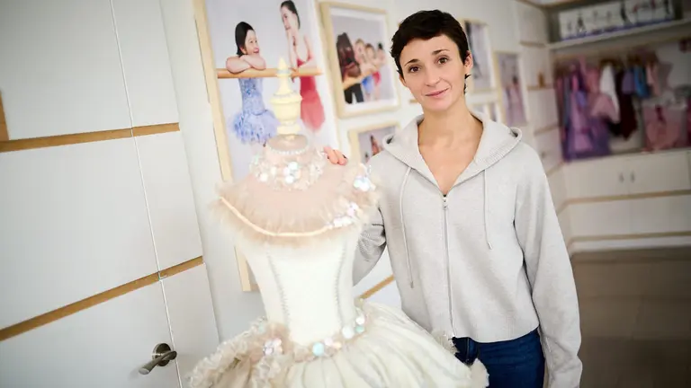 Laura Armendáriz bailarina profesional en su estudio de danza, Art'elier, en la calle Rio Ega 23 de Azpilagaña. PABLO LASAOSA