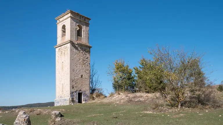 Campanario y casa en ruinas en el pueblo abandonado de Ochate. BASOTXERRI