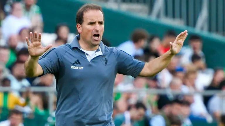 El entrenador del CA Osasuna, Jagoba Arrasate durante el partido de la jornada 11 de LaLiga EA Sports, este domingo en el estadio Benito Villamarín de Sevilla. EFE/ Raúl Caro.