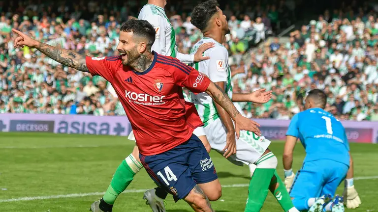 SEVILLA. 29/10/2023. - El delantero de Osasuna Rubén García (c) celebra su gol durante el partido de la jornada 11 de LaLiga EA Sports, este domingo en el estadio Benito Villamarín de Sevilla. EFE/ Raúl Caro.
