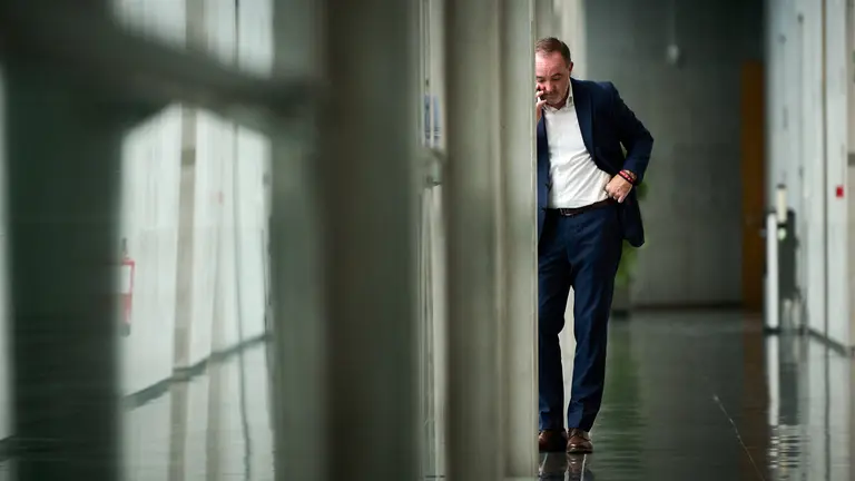 Javier Esparza, UPN, en los pasillos del Parlamento. PABLO LASAOSA
