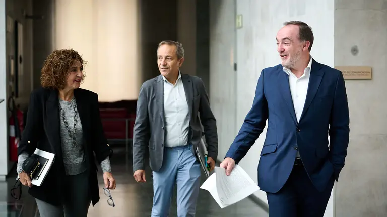 Yolanda Ibáñez, Juan Luis Sánches de Muniáin y Javier Esparza, de UPN, en su llegada a la Mesa y Junta de Portavoces. PABLO LASAOSA