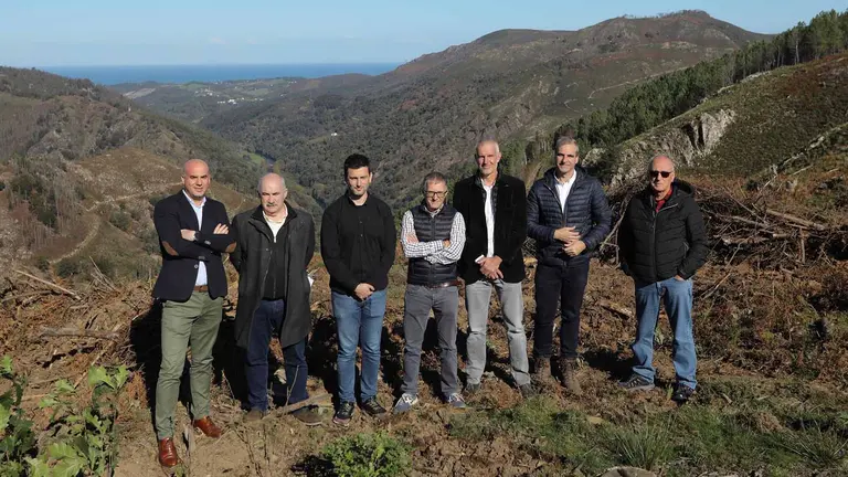 Javier Martínez (Caja Rural), José Mari Aierdi (consejero), Ladis Satrustegi (alcalde),Francisco Fernández Nistal (CPEN), François Delamare (ArcelorMittal Lesaka), Luis Sanz (GAN-NIK)y Pello Astiz (concejal de Lesaka) en Eskolamendi. GOBIERNO DE NAVARRA