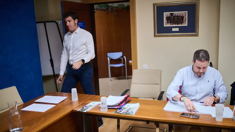 Reunión de la Federación Navarra de Municipios t Concejos, FNMC, con Xabier Alcuaz (Bildu) y Alejandro Toquero (UPN). PABLO LASAOSA