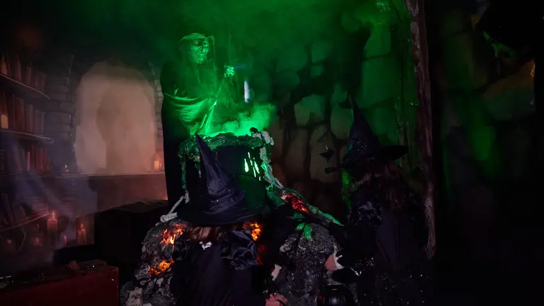 Fiesta de Halloween en el taller Autorama, en la calle Serafín Olave. PABLO LASAOSA