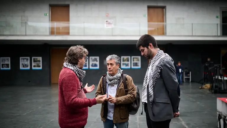 El parlamentario de EH Bildu, Domingo Martínez junto a Daniel López y Carlos Guzmán, de Contigo Navarra minutos antes de comenzar el pleno. PABLO LASAOSA
