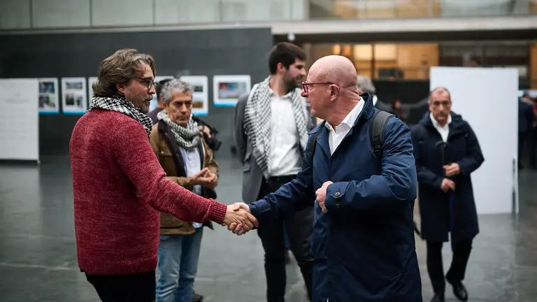 El consejero de Educación, Carlos Gimeno saluda al parlamentario de Contigo Navarra, Daniel López, antes de comenzar el pleno. PABLO LASAOSA