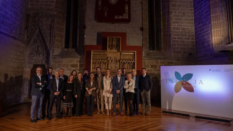 La Directora Territorial Ebro de CaixaBank, Isabel Moreno, junto al Director de Banca Privada, Alfonso Sánchez, y parte del equipo de Navarra. CEDIDA