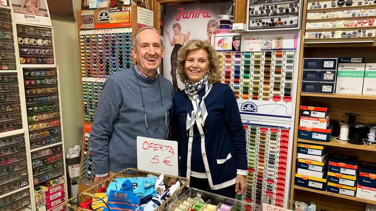 Martín y Esperanza en el interior de su mercería en el barrio de Iturrama en Pamplona. Navarra.com
