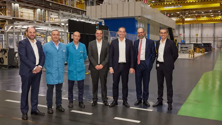 De izquierda a derecha, delante de la prensa que será sustituida, Alfonso
Eslava (director de Logística de Volkswagen Navarra); José Antonio Ariza
(gerente de Prensas de Volkswagen Navarra); Miguel Ángel Grijalba
(director de Producción de Volkswagen Navarra); David García (director de
Ingeniería de Planificación de Volkswagen Navarra); Dr. Christian Vollmer
(miembro del Comité Ejecutivo de la marca Volkswagen y del Comité
Ampliado para Producción y Logística, y presidente del Consejo de
Administración de Volkswagen Navarra); Dr. Stefan Piëch (consejero de
Volkswagen Navarra); y Michael Hobusch (presidente de Volkswagen
Navarra).
