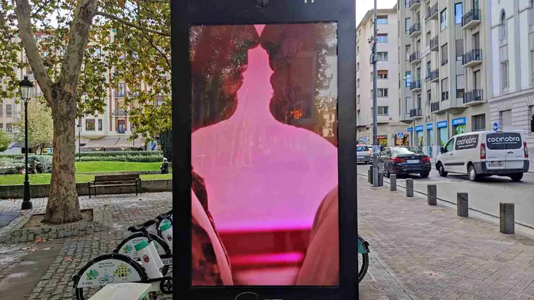 Campaña publicitaria del Gobierno de Navarra con imágenes de contenido sexual explícito en las calles de Pamplona. NAVARRA.COM