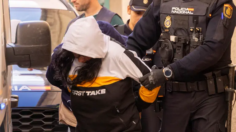 La mujer de 40 años (en la imagen) que arrojó a su bebé a un contenedor de basura en Porto Cristo, es trasladada a los Juzgados de Manacor, este lunes. Según concluyen los investigadores, la mujer dio a luz en el coche en el que su hermana y su cuñado la llevaban al hospital, y trabajan con la hipótesis de que se trata de un caso de asesinato porque la niña nació viva.EFE/ Cati Cladera