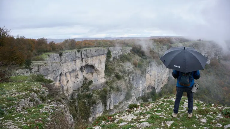 Zona del llamado Balcón de Pilatos en la sierra de Urbasa en Navarra, donde el helicóptero de búsqueda ha localizado este martes en la sierra de Urbasa los cuerpos sin vida de dos varones desaparecidos desde el pasado viernes, ambos, un hombre J.J.A.F. de 54 años y el de su hijo de 7, a quien su madre, separada del progenitor hace unos dos años y medio, echó en falta al acudir ayer a recogerle a la ikastola y conocer que no se había presentado. En imagen el vehículo del progenitor custodiado por Guardia Civil. EFE/Iñaki Porto