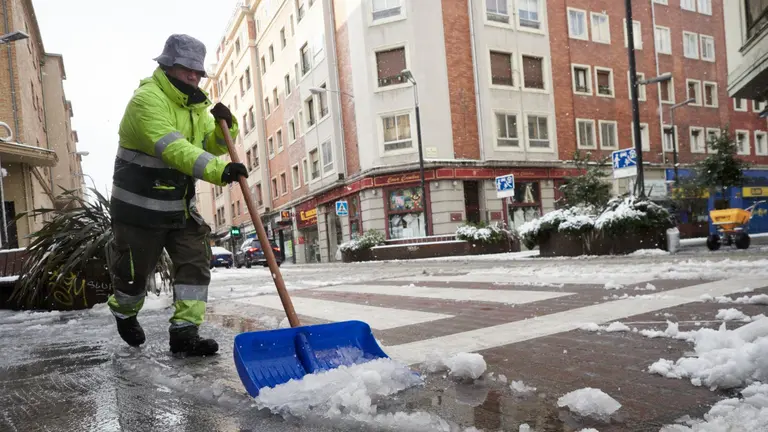 Un trabajador durante un temporal de nieve y frío en Pamplona. EDUARDO SANZ / EUROPA PRESS