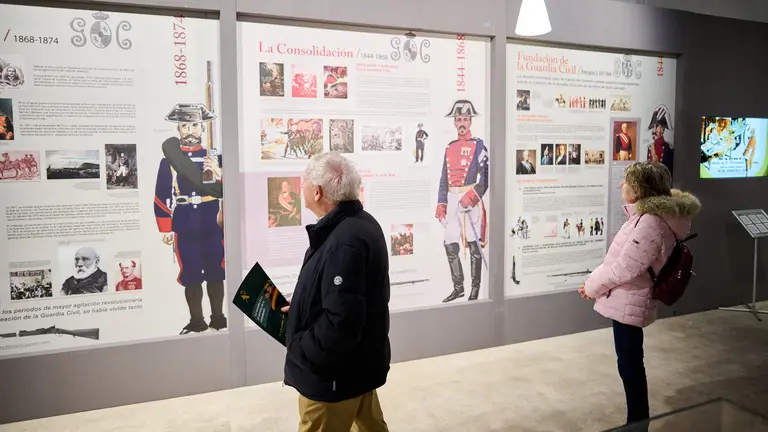 La Guardia Civil de Navarra inaugura la exposición 'La Guardia Civil al servicio de la ciudadanía' en la Sala de Armas de la Ciudadela. PABLO LASAOSA