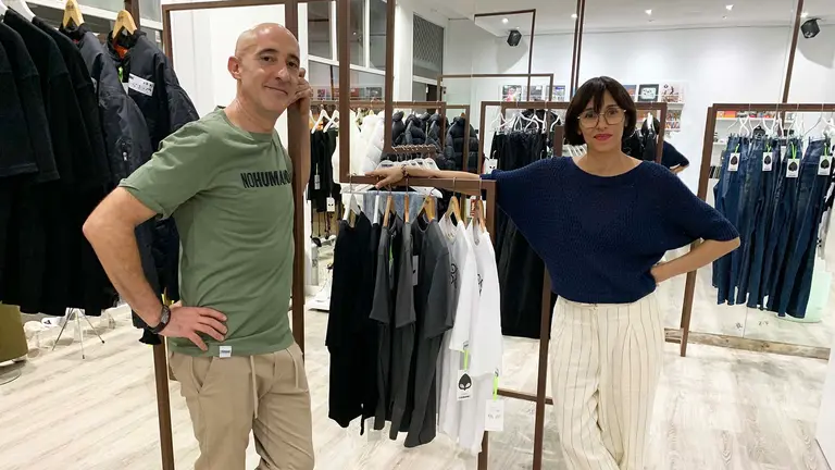 Juan Suescun y Araceli Berrones en su tienda NoHumanid de Pamplona. Navarra.com