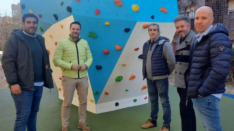El alcalde de Tudela, Alejandro Toquero, ha inaugurado el nuevo rocódromo de la ciudad. AYUNTAMIENTO DE TUDELA