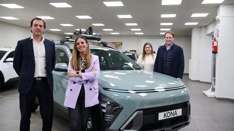 El jefe de ventas, Ion Larruquert; Laura Santolaya, influencer; la directora de Marketing, Mila Sánchez 
y el gerente Pachi Ciriza en la presentación del nuevo Hyundai Kona en el concesionario Automóviles Zaray en la Avenida Zaragoza nº 84. PABLO LASAOSA