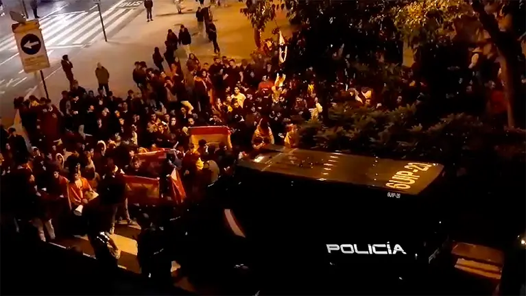 Manifestantes durante la concentración contra la amnistía en Pamplona. NAVARRA.COM