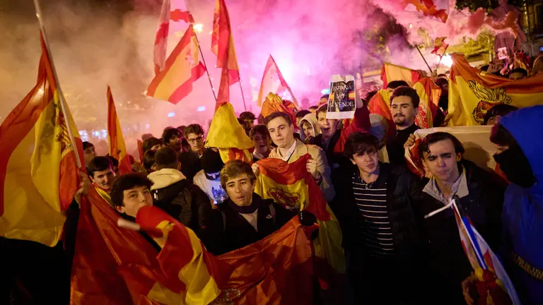 Cientos de personas se manifiestan en la concentración contra la amnistía convocada por 'Revuelta', la organización juvenil de VOX a nivel nacional. PABLO LASAOSA