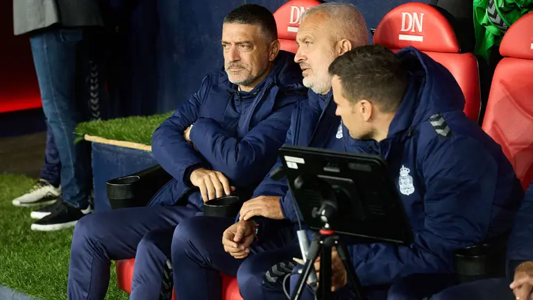 Francisco Javier García Pimienta (entrenador UD Las Palmas) durante el partido de La Liga EA Sports entre CA Osasuna y UD Las Palmas disputado en el estadio de El Sadar en Pamplona. IÑIGO ALZUGARAY