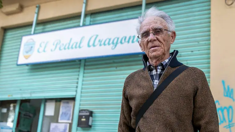 A sus 90 años, Adolfo Bello Estella lleva 75 años montando en bicicleta y a cualquier actividad vinculada al mundo del pedal, una actividad que sigue sin abandonar, y que le llevó a ser distinguido por la Real Federación Española de Ciclismo con la medalla de oro al mérito ciclista el pasado mes de junio.EFE/ Javier Cebollada