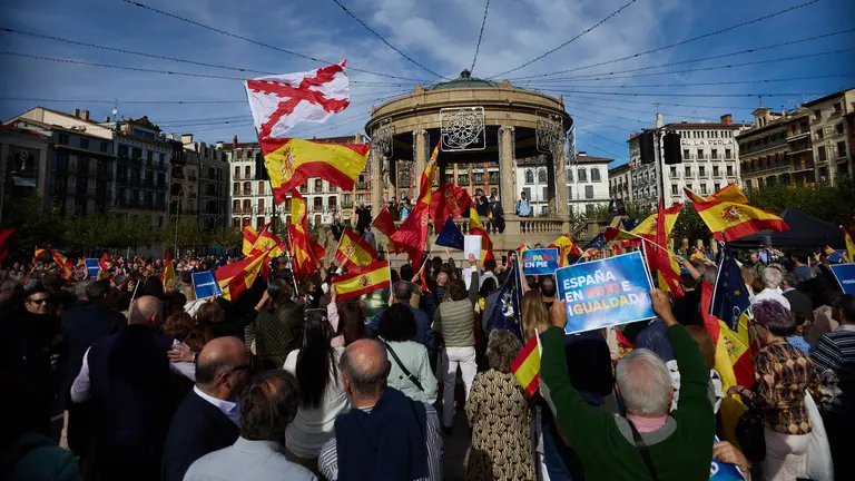Concentración en la Plaza del Castillo de Pamplona convocada por el PP en Navarra contra los acuerdos de Pedro Sánchez para formar gobierno en España. IÑIGO ALZUGARAY