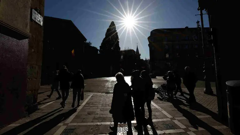 Los pamploneses disfrutan este sábado de una jornada donde las bajas temperaturas se disimulan con el cielo despejado y el sol que estará presente todo el día. El cielo estará este sábado poco nuboso o despejado en Navarra, con intervalos nubosos en el tercio oeste aumentando a partir de la tarde a nubosos o cubierto de norte a sur. Se esperan brumas y nieblas matinales y nocturnas en el tercio occidental y por la noche también en Pirineos, anuncia la Agencia Estatal de Meteorología, que prevé viento del noroeste y norte, algo más flojo de madrugada y en la vertiente cantábrica durante todo el día. EFE/ Jesus Diges