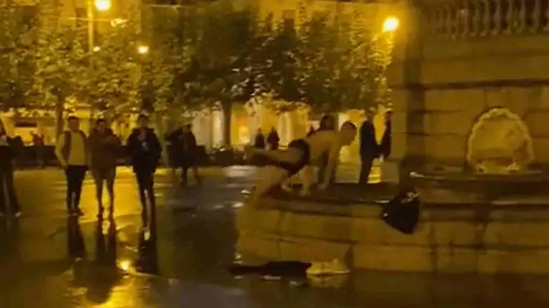 Captura del vídeo en el que se ve a un joven bañándose en la plaza del Castillo en la madrugada de este sábado. TIK TOK / @Enna_Queen_Oficial