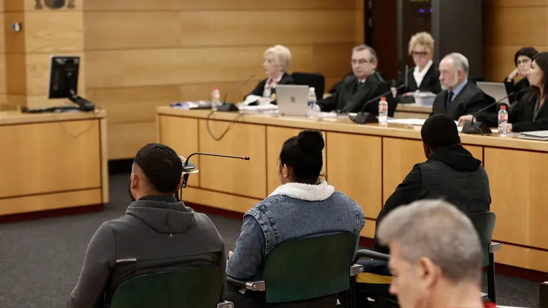 Cuatro hombres y cinco mujeres juzgarán el crimen perpetrado en Villava el 14 de enero de este año, en el que un vecino de Pamplona fue asesinado a cuchilladas en un vehículo estacionado frente al hotel de la localidad. El juicio ha comenzado este lunes en la Audiencia de Navarra con la elección de los nueve miembros del jurado popular y de los dos suplentes. La fiscalía solicita una pena de 20 años de prisión por un delito de asesinato con alevosía para el autor material del crimen y para un cómplice, así como un año y nueve meses para la pareja del primero por encubrimiento. La acusación eleva de encubrimiento a cooperación necesaria el papel de la tercera acusada y solicita 20 años para los tres. +++++POOL++++++EFE/ Jesús Diges