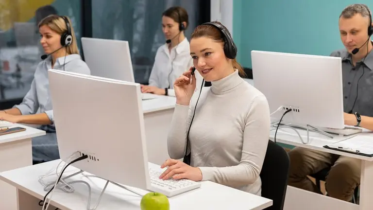 Trabajadores en un call center. CEDIDA