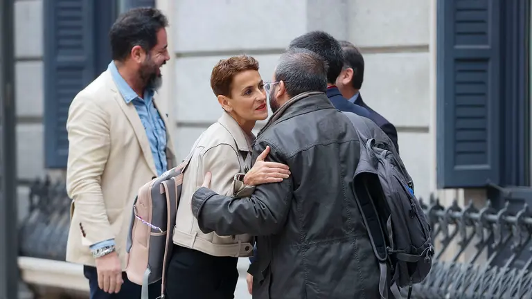 La presidenta de Navarra, María Chivite, llega al Congreso, donde se celebra el primer día del debate de investidura del líder del PSOE, Pedro Sánchez. EFE/ Mariscal