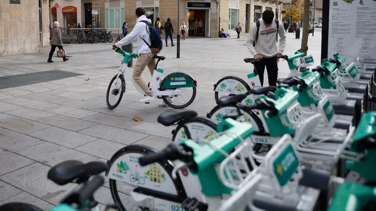 Puesto de aparcamiento de bicis eléctricas en Pamplona. IÑIGO ALZUGARAY